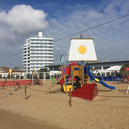 Beach Palace With Small Swimming Pool, Private Beach, Parking Лидо-ди-Езоло Экстерьер фото