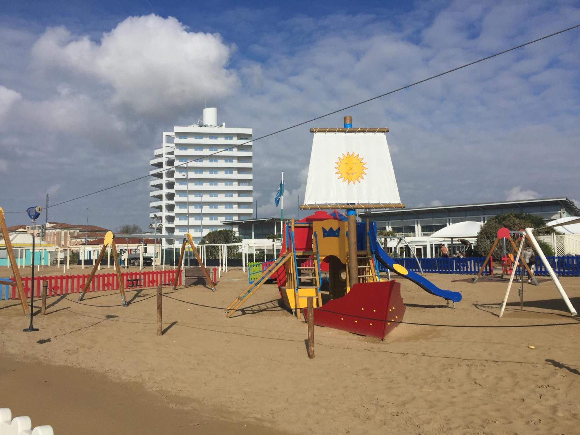 Beach Palace With Small Swimming Pool, Private Beach, Parking Лидо-ди-Езоло Экстерьер фото