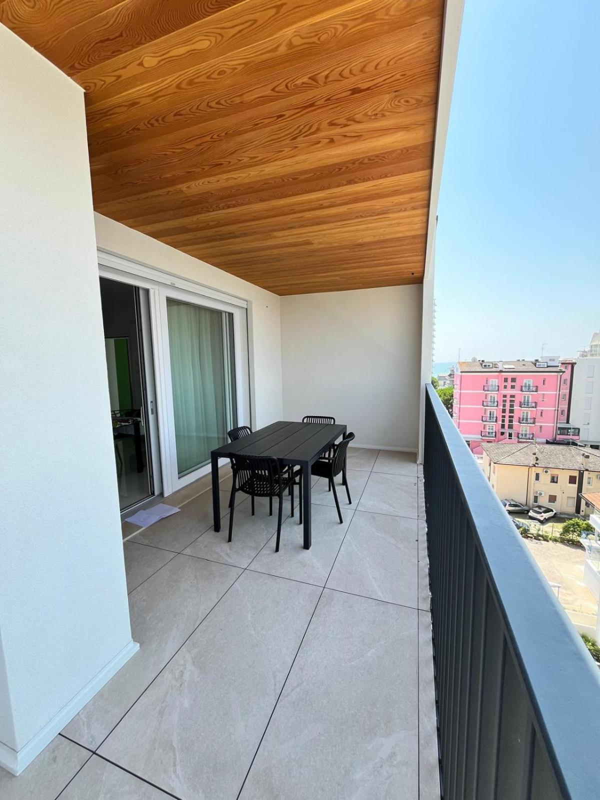 Beach Palace With Small Swimming Pool, Private Beach, Parking Лидо-ди-Езоло Экстерьер фото