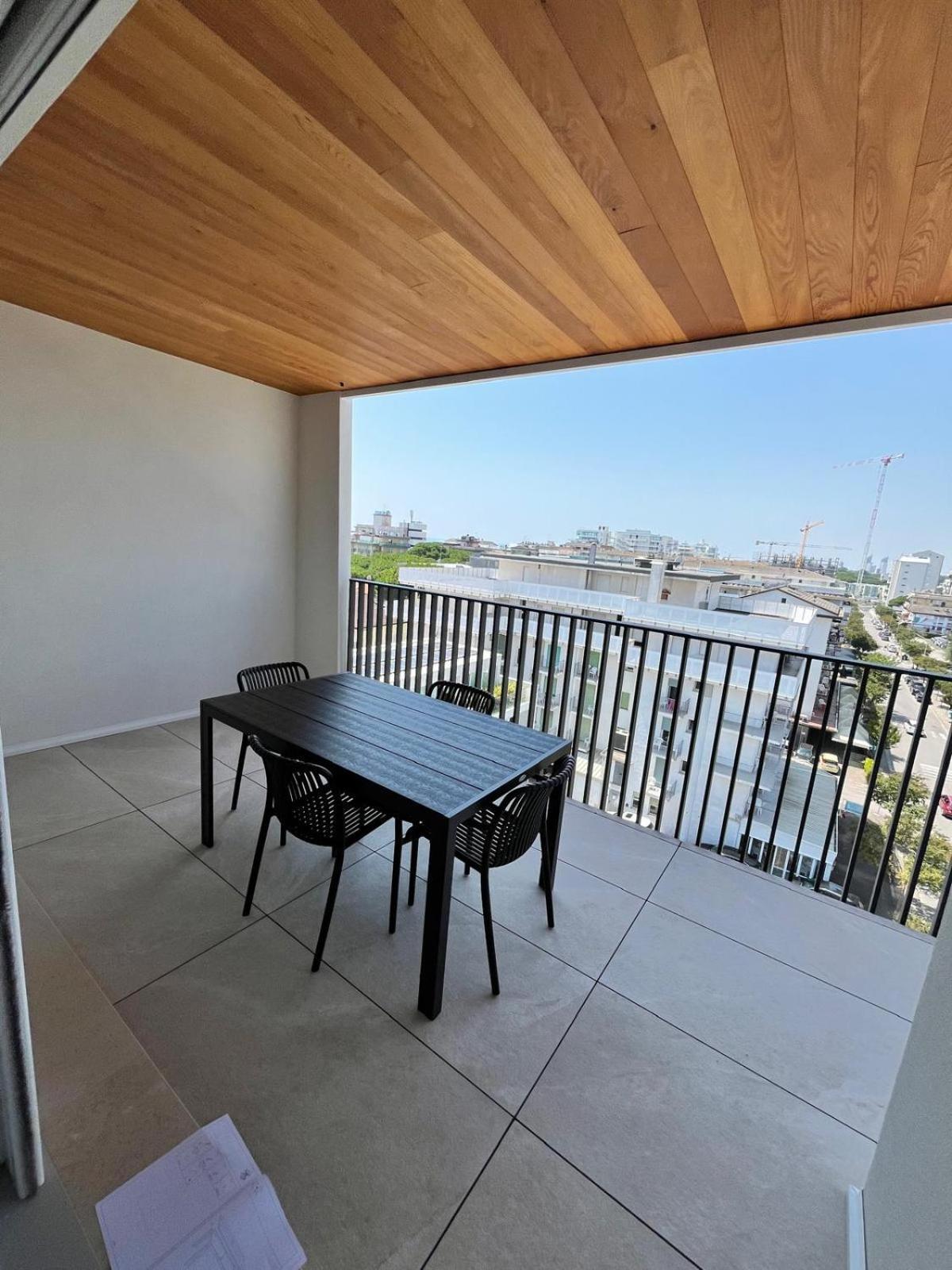 Beach Palace With Small Swimming Pool, Private Beach, Parking Лидо-ди-Езоло Экстерьер фото