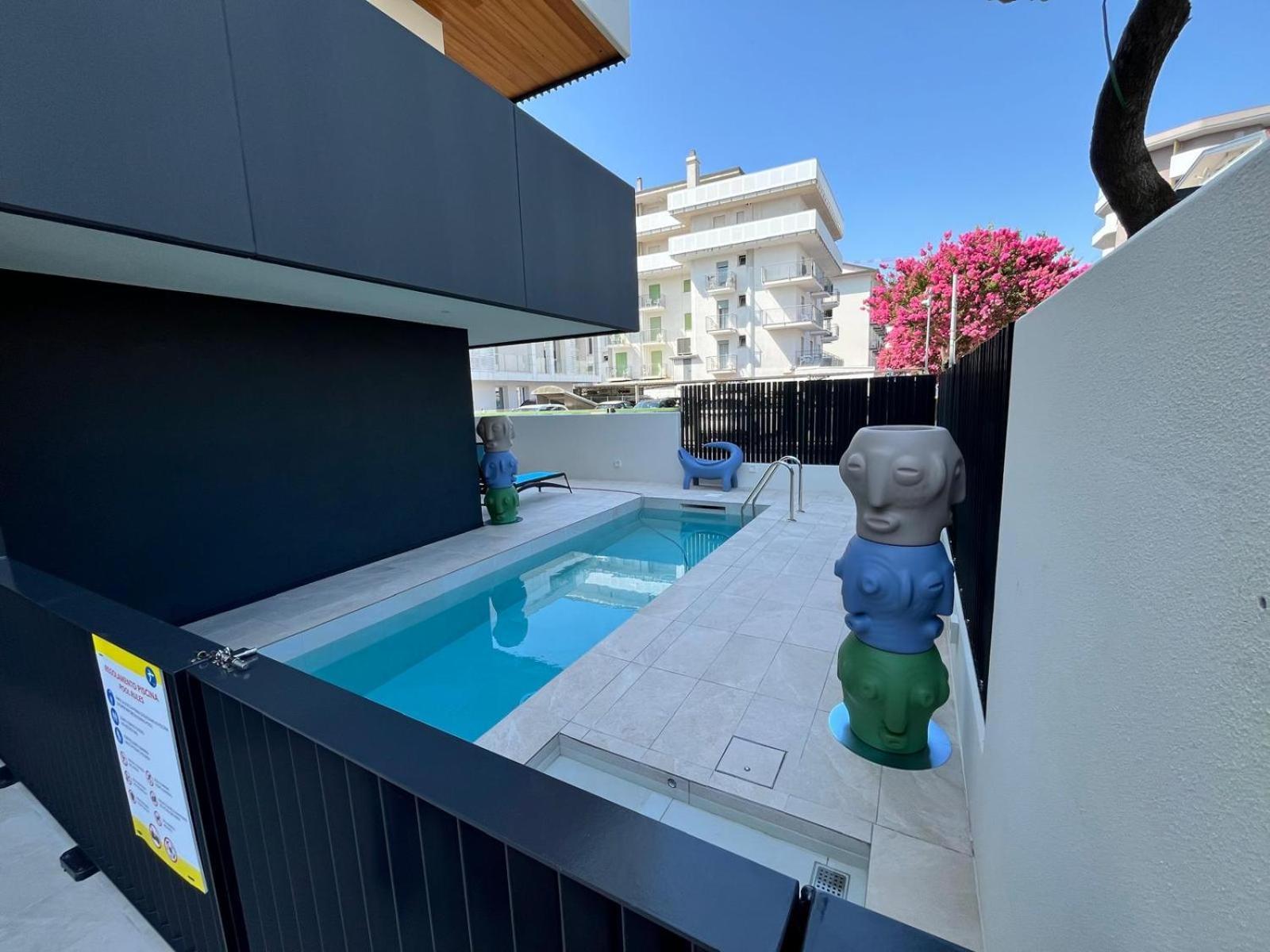 Beach Palace With Small Swimming Pool, Private Beach, Parking Лидо-ди-Езоло Экстерьер фото